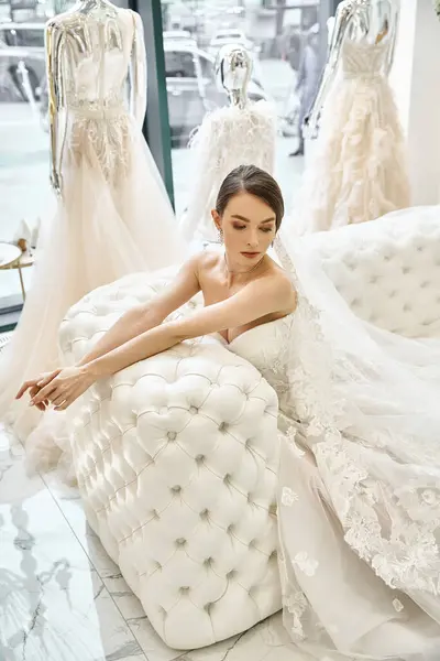 Mladá Brunetka Nevěsta Svatebních Šatech Sedí Elegantně Bílém Gauči Vyzařuje — Stock fotografie