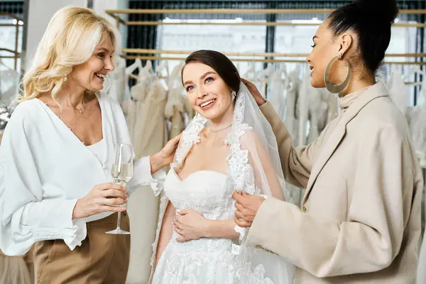 Frauen Eine Braut Weißen Hochzeitskleid Ihre Mutter Und Ihre Beste — Stockfoto