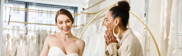 Een Jonge Brunette Bruidsmeisje Een Mooie Bruid Een Witte Jurk — Stockfoto