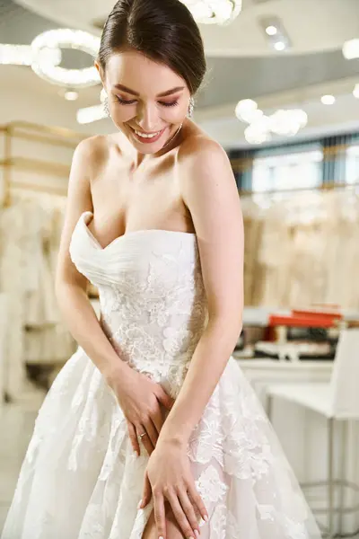 Молодая Брюнетка Невеста Счастливо Улыбается Белом Платье Внутри Свадебного Салона — стоковое фото