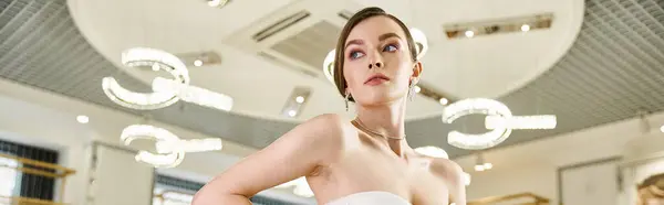 Una Impresionante Novia Morena Elegante Vestido Blanco Está Punto Glamuroso — Foto de Stock