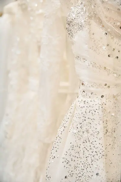 在一家婚纱商店里 一个宁静的时刻 她穿着一件纯洁的婚纱挂在架子上 等待着一位年轻的新娘 — 图库照片