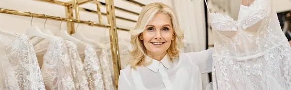 Medelålders Vacker Shopping Assistent Bläddrar Mängd Olika Brudklänningar Salong — Stockfoto