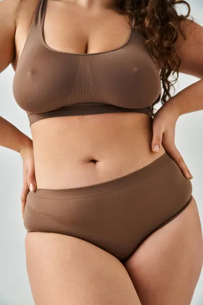 Beskärda Skott Kroppen Vacker Storlek Ung Kvinna Underkläder Poserar Mot — Stockfoto