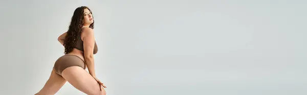 Banner Van Curvy Vrouw Ondergoed Met Krullend Bruin Haar Poseren — Stockfoto