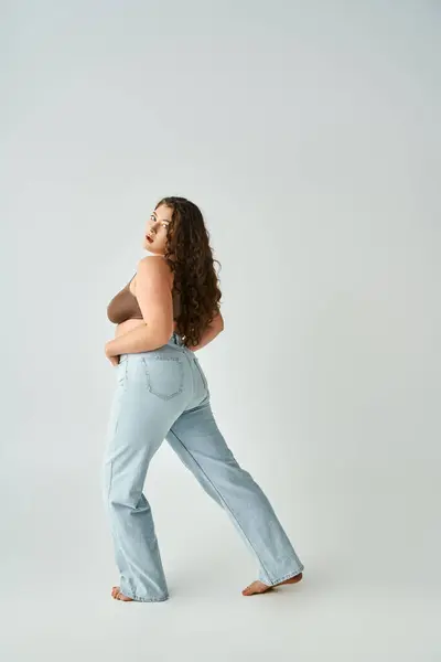 Attraktiv Kurvig Ung Kvinna Brun Och Blå Jeans Poserar Mot — Stockfoto