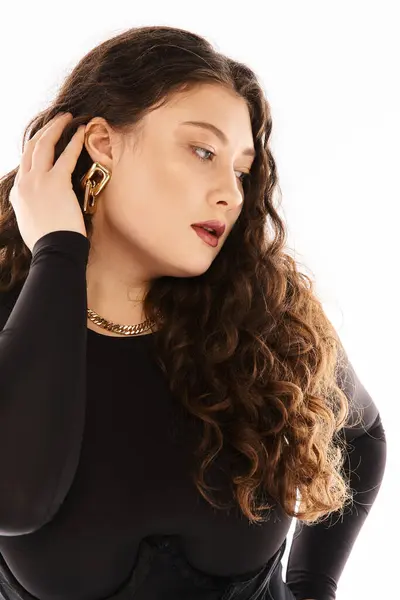 Профиль Привлекательный Плюс Размер Женщины Вьющимися Каштановыми Волосами Рукой Головой — стоковое фото