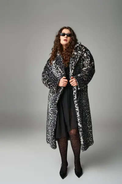 Beautiful Curvy Woman Leopard Fur Coat Sunglasses Standing Grey Background — Stock Photo, Image