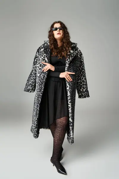 Seductive Curvy Woman Sunglasses Standing Leopard Fur Coat Grey Background — Stock Photo, Image