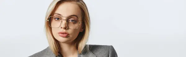 Fashionabla Kvinna Med Trendiga Glasögon Elegant Kostym Sitter Golvet Och — Stockfoto