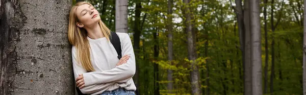 Porträt Einer Verführerisch Entspannten Blonden Wanderin Wald Die Sich Mit — Stockfoto