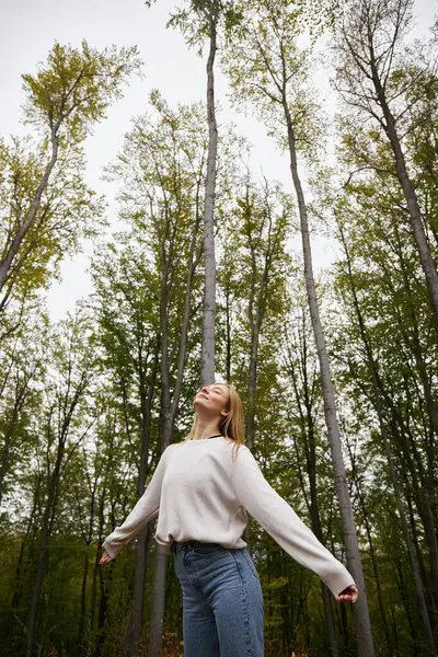 Meditující Blondýnka Dívka Útulné Svetr Turistika Lese Mají Klidné Chvíle — Stock fotografie