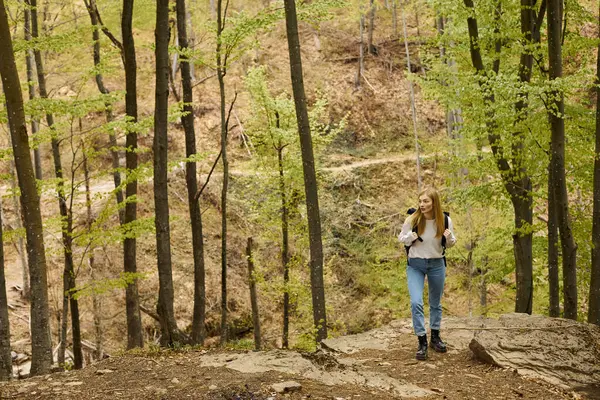 Mujer Rubia Excursionista Con Mochila Caminando Por Bosque Descubriendo Nuevos — Foto de Stock