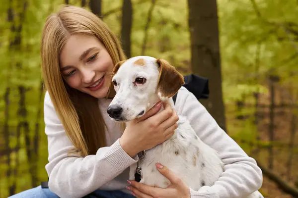 Lächelnde Blonde Frau Umarmt Ihren Hund Kümmert Sich Ihr Haustier — Stockfoto