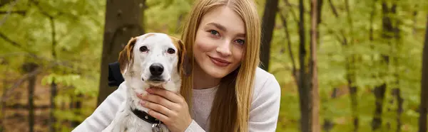 Lächelnde Blonde Frau Umarmt Ihren Hund Während Sie Auf Einem — Stockfoto