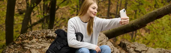 Blond Ung Kvinna Som Tar Selfie Sitter Sten Stopp Skogen — Stockfoto