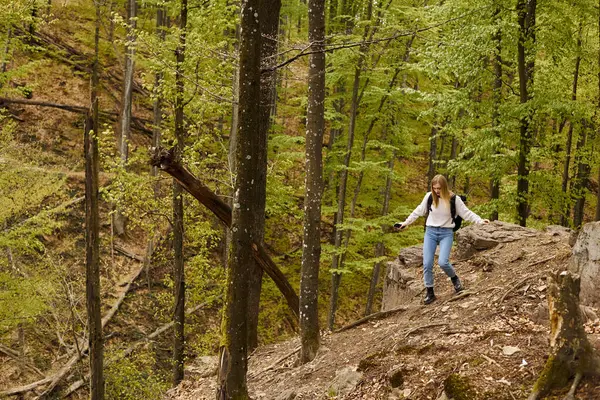 Yürüyüş Yaparken Sırt Çantası Takan Kayalık Kayalıklarda Yürüyen Genç Sarışın — Stok fotoğraf
