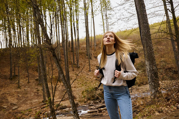 Молодая женщина с рюкзаком прогулки в лесу, походы и походы в природу