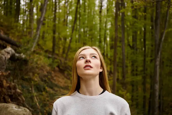 Avslappnad Blond Kvinna Andas Frisk Luft Skogen Solo Vandring Resa — Stockfoto