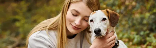 Leende Kvinna Kramar Försiktigt Sin Hund Följeslagare Med Stängda Ögon — Stockfoto
