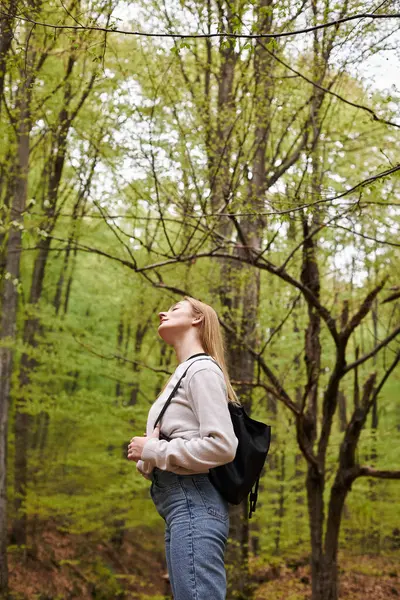 Rahat Sarışın Kadın Yürüyüşçünün Yan Görüntüsü Orman Manzarasında Gözleri Kapalı — Stok fotoğraf