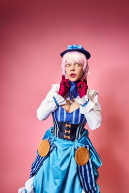 Çekici kadın kostümlü canlı anime karakteri ve pembe arka plana bakan.