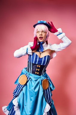 Çekici kadın kostümlü canlı anime karakteri ve pembe arka plana bakan.