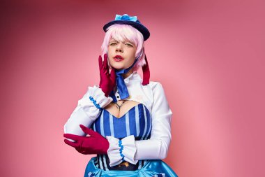 Mavi şapkalı ve canlı elbiseli çekici bayan Cosplayer kameraya bakıyor.