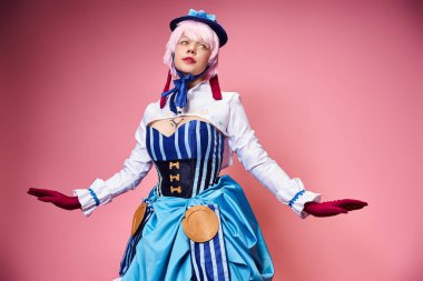 Çekici, modaya uygun bir kadın sevimli bir anime karakteri canlandırıyor ve pembe arka plana bakıyor.