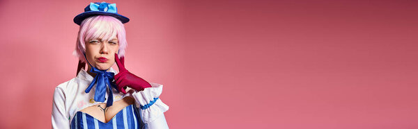 привлекательный женский косплеер в красных перчатках и синей шляпе позирует эмоционально на розовом фоне, баннер