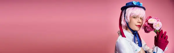 Seducente Cosplayer Femminile Costume Vivace Con Fiori Rosa Guardando Fotocamera — Foto Stock