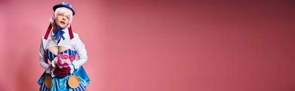 Modische Cosplayer Levendige Kledij Met Roze Bloemen Weg Kijken Roze — Stockfoto