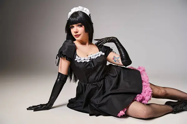 Enchanting Sexy Female Cosplayer Tempting Maid Costume Looking Camera Gray — Stockfoto