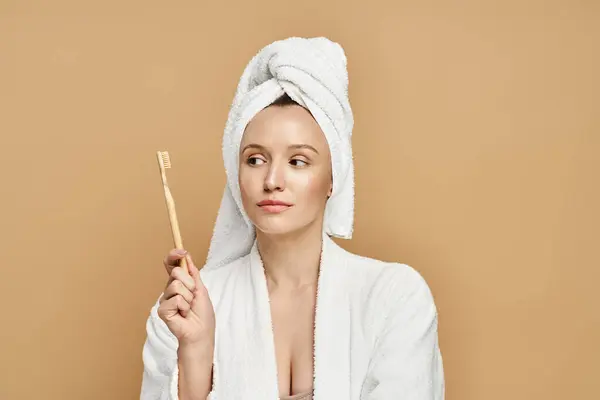 Een Vrouw Met Een Handdoek Haar Hoofd Houdt Sierlijk Een — Stockfoto