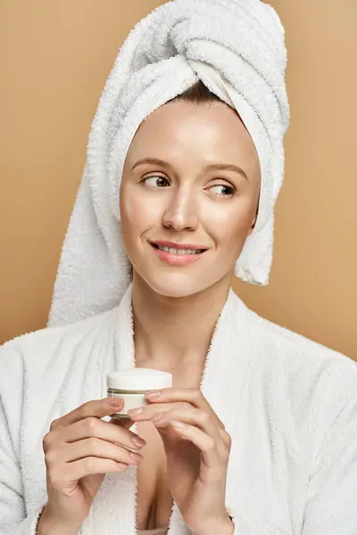 Natural Beauty Smirking Glamorously Towel Wrapped Her Head Holding Jar — Stock Photo, Image