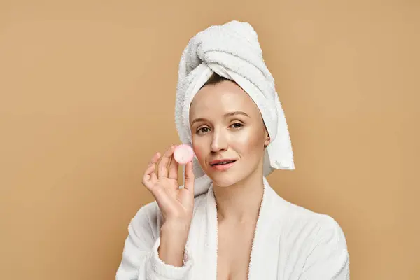 Kobieta Ręcznikiem Głowie Zabawnie Trzyma Śmietankę Emanując Naturalnym Pięknem Wdziękiem — Zdjęcie stockowe