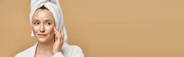 Oszałamiająca Kobieta Ręcznikiem Owiniętym Turbanowym Stylem Głowie Emanująca Naturalnym Wdziękiem — Zdjęcie stockowe