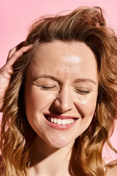 Een Aantrekkelijke Vrouw Met Natuurlijke Schoonheid Glimlachend Met Haar Ogen — Stockfoto