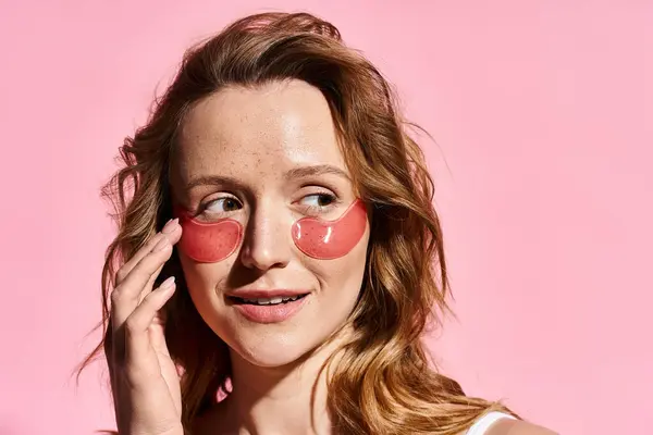 Woman Natural Beauty Poses Actively Showcasing Eye Patches — Stock Photo, Image