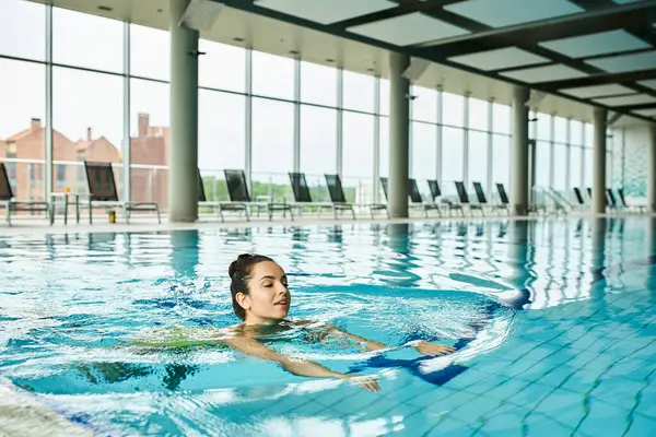 Young Beautiful Brunette Woman Peacefully Swims Large Indoor Pool Luxurious — Stock Photo, Image