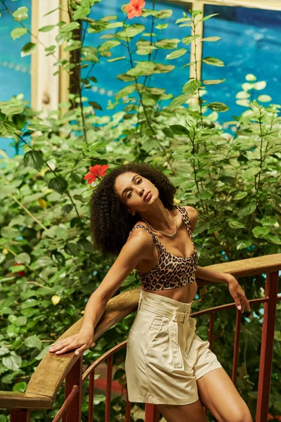 Νεαρή Αφροαμερικανή Γυναίκα Σγουρά Μαλλιά Ποζάροντας Μεταλλική Γέφυρα Καταπράσινο Κήπο — Φωτογραφία Αρχείου