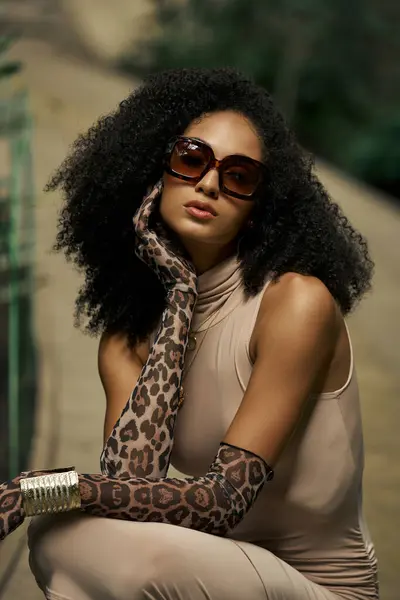 Femme Afro Américaine Robe Élégante Gants Lunettes Soleil Regardant Caméra — Photo