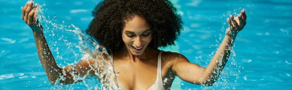 Pancarta Mujer Afroamericana Salpicando Agua Piscina Deleitando Alegría Diversión Durante —  Fotos de Stock