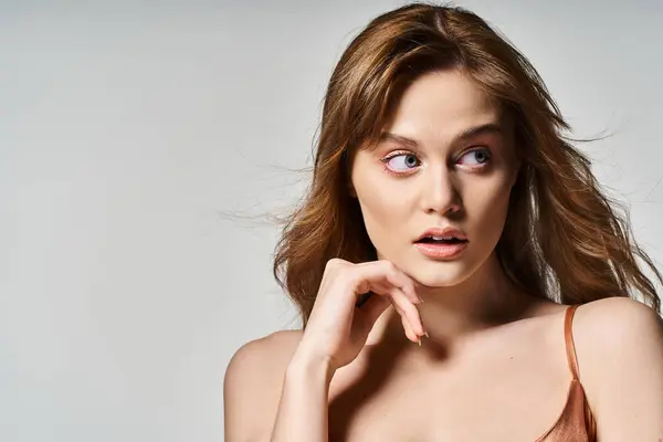Överraskad Kvinna Med Persika Makeup Tittar Bort Händer Nära Ansiktet — Stockfoto