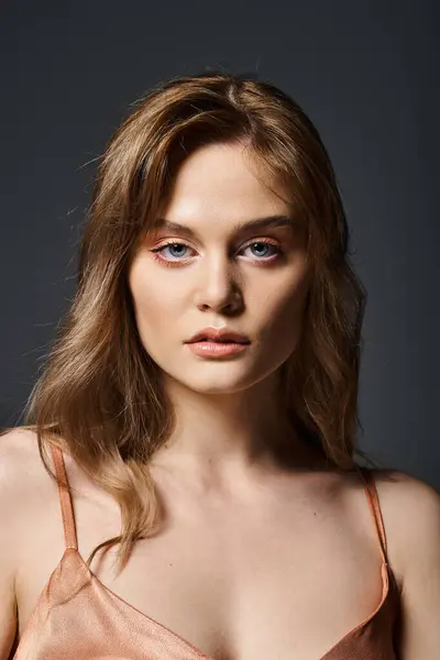Skönhet Porträtt Attraktiv Sensuell Ung Kvinna Med Blå Ögon Över — Stockfoto