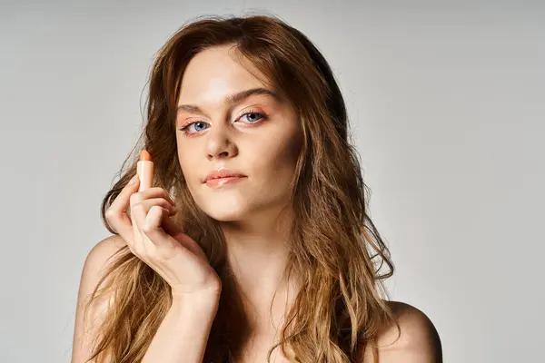Skönhetsporträtt Kvinna Tittar Kamera Med Naken Makeup Håller Läppstift Grå — Stockfoto
