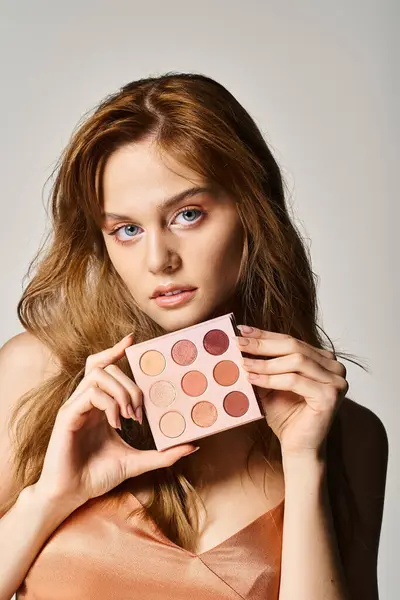 Beauty Portrait Pretty Woman Holding Nude Eyeshadow Palette Face Looking — Stock Photo, Image