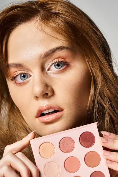 Closeup Beauty Shot Woman Peach Makeup Palette Face Grey Background — Stock Photo, Image