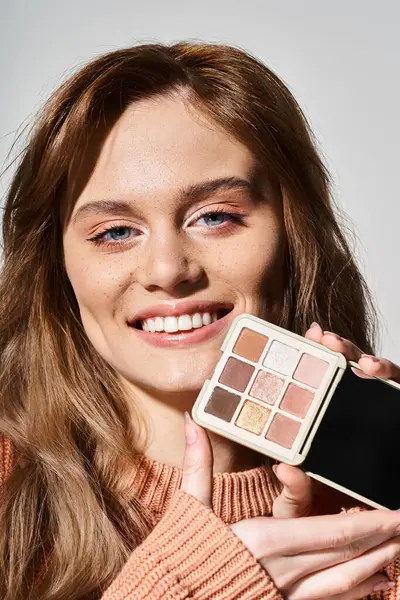 Skönhet Skott Leende Kvinna Håller Persika Makeup Palett Nära Haka — Stockfoto