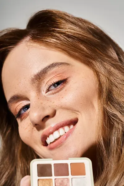 Detailní Krása Portrét Usměvavé Ženy Make Upem Oční Stíny Šedém — Stock fotografie